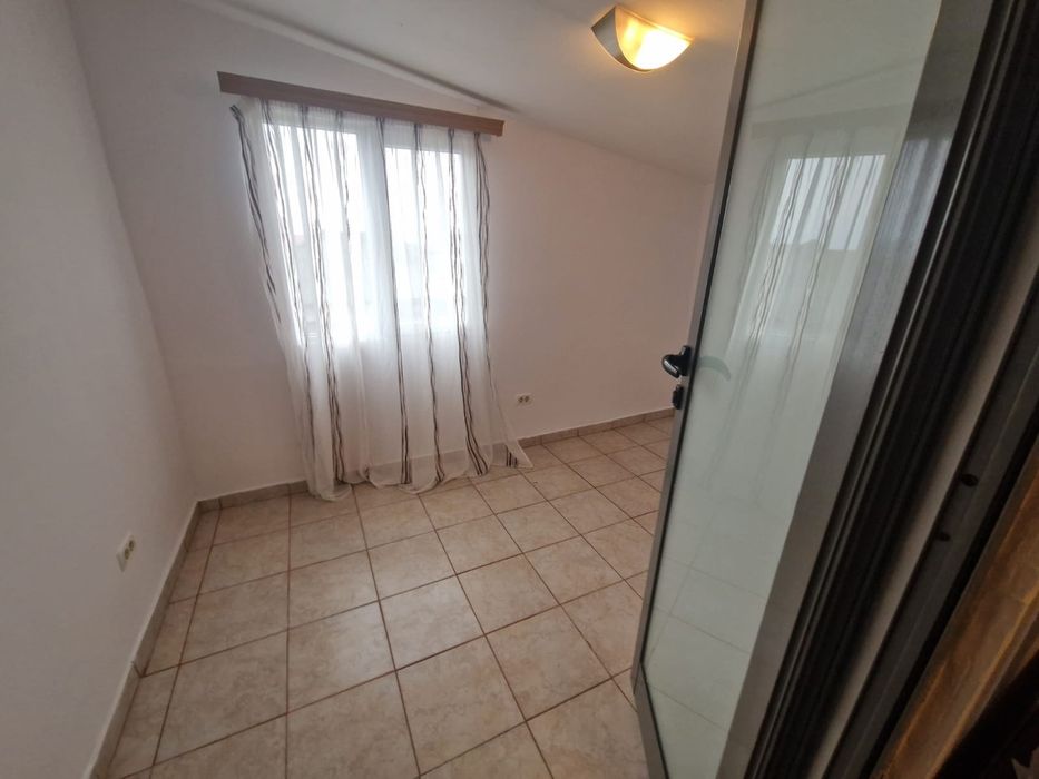 Închiriez etaj casă