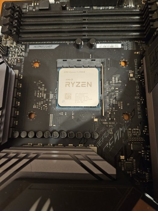 Продавам дъно Asus ROG X570-F и процесор Ryzen 9 3900X