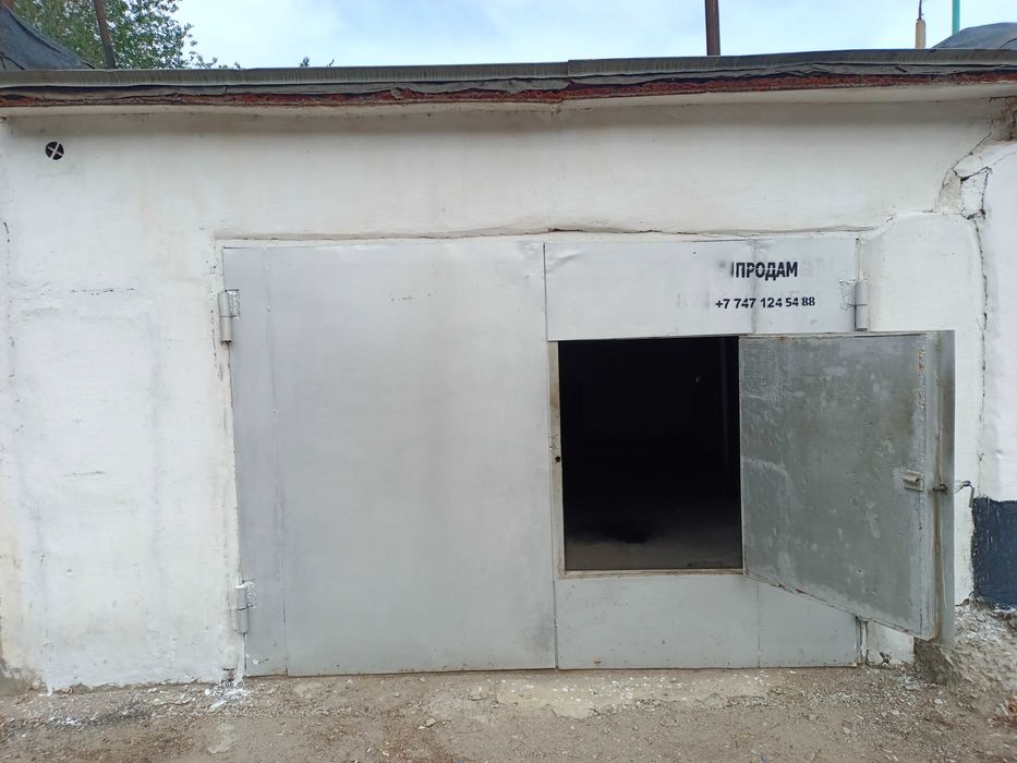 Большой гараж в центре города