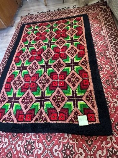 Стари килими и китеници