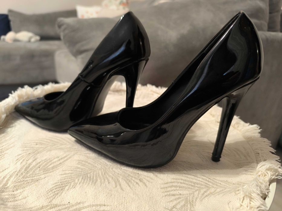 лачени обувки на висок ток