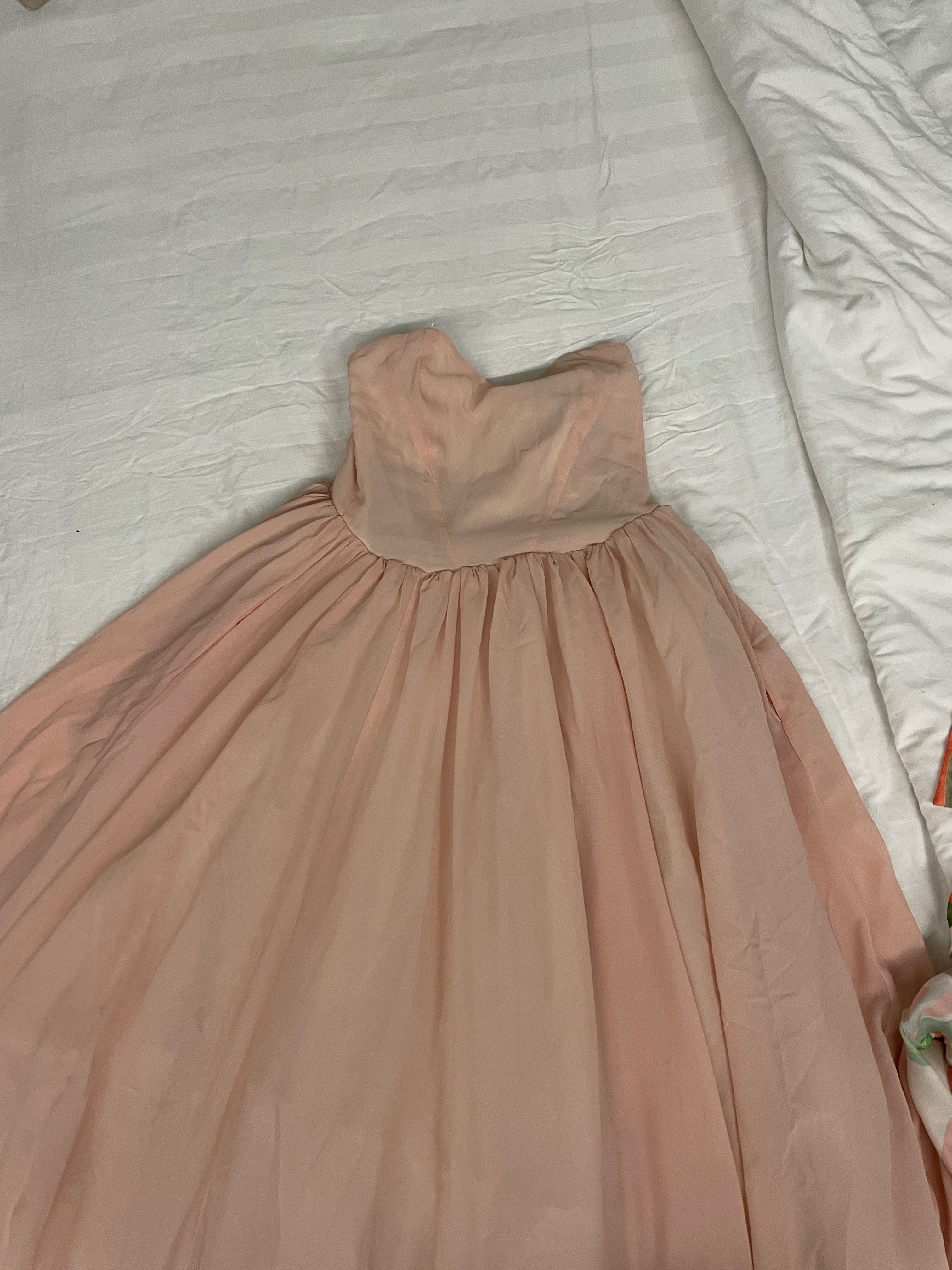 Белое Платье халат и розовое вечернее пышное платье