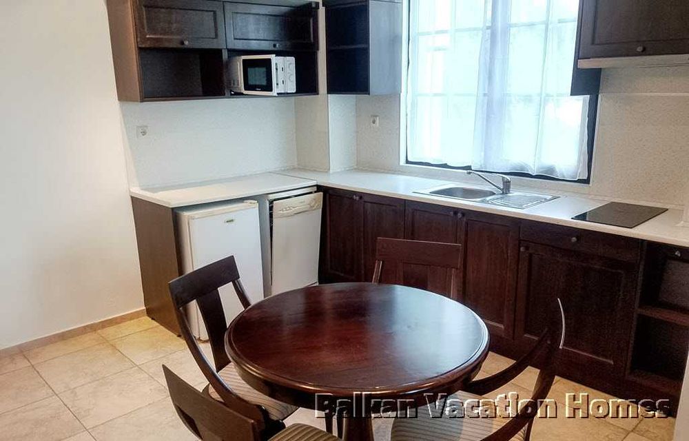 Тристаен апартамент в затворен комплекс до плажа в Обзор