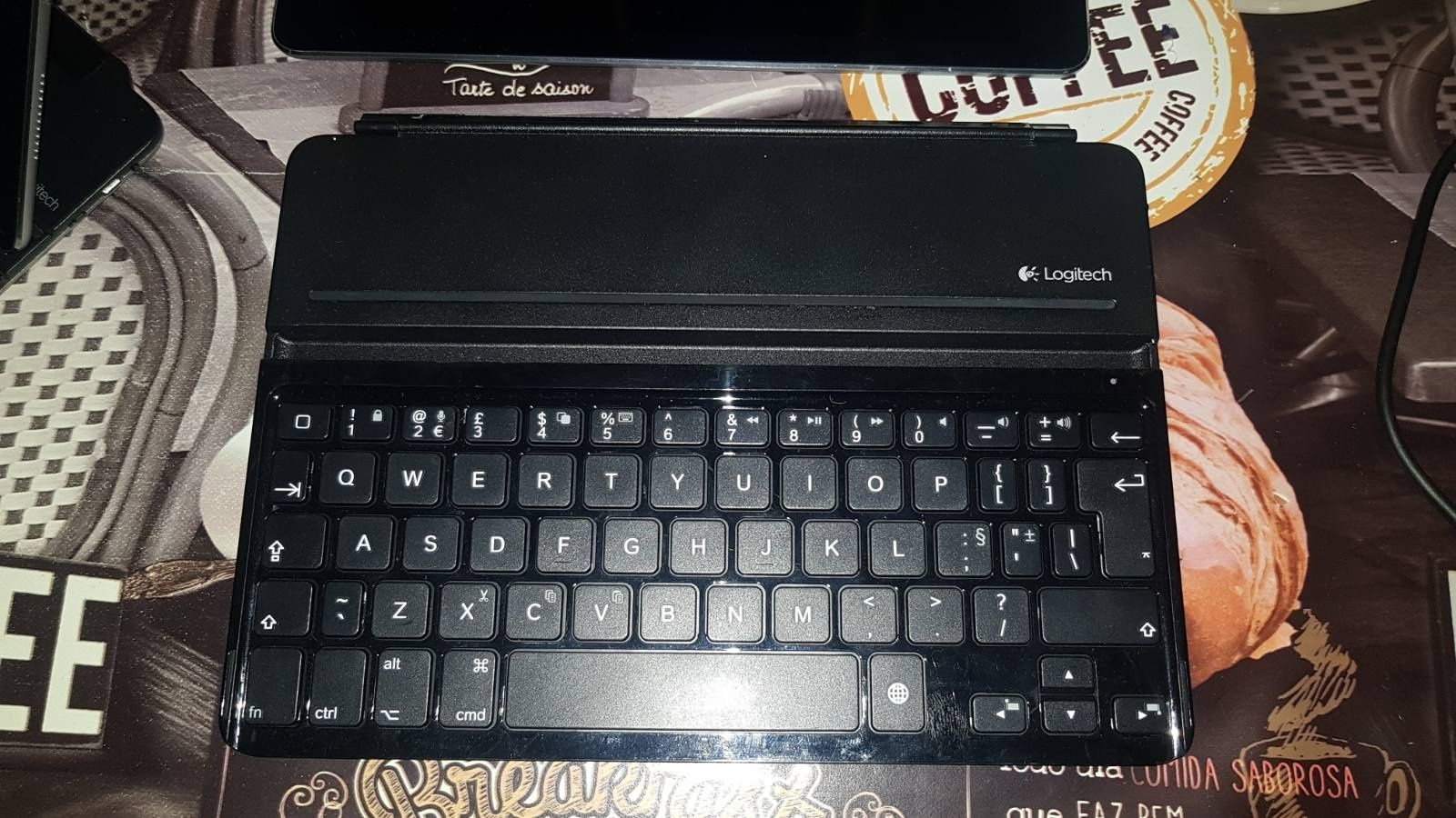 Logitech Slim Combo - Black 
Клавиатура за таблети 9.7