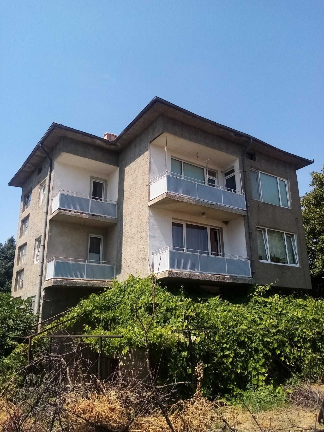 Продавам къща  на два етажа град Главиница