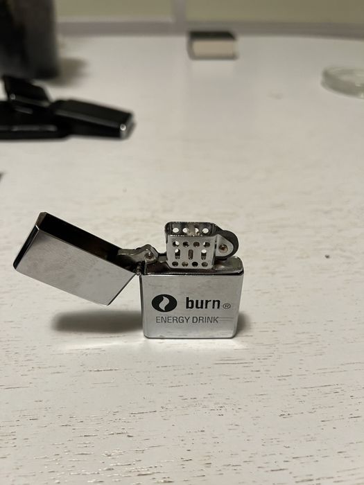 Vând bricheta champ burn