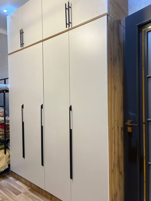 Shkaf sotiladi dastafka ustanovka bepul buladi