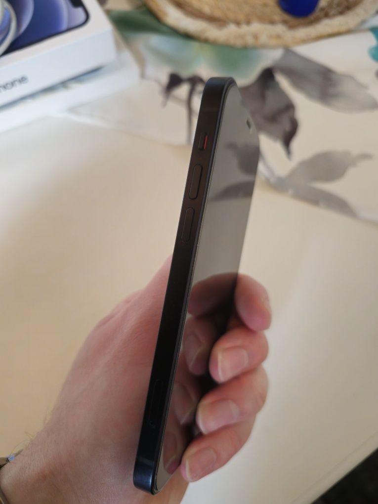 Iphone 12 128gb - неразличим от нов