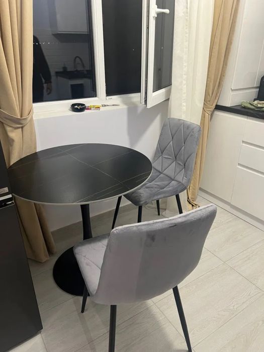 Masa de bucatarie cu 3 scaune tapițate