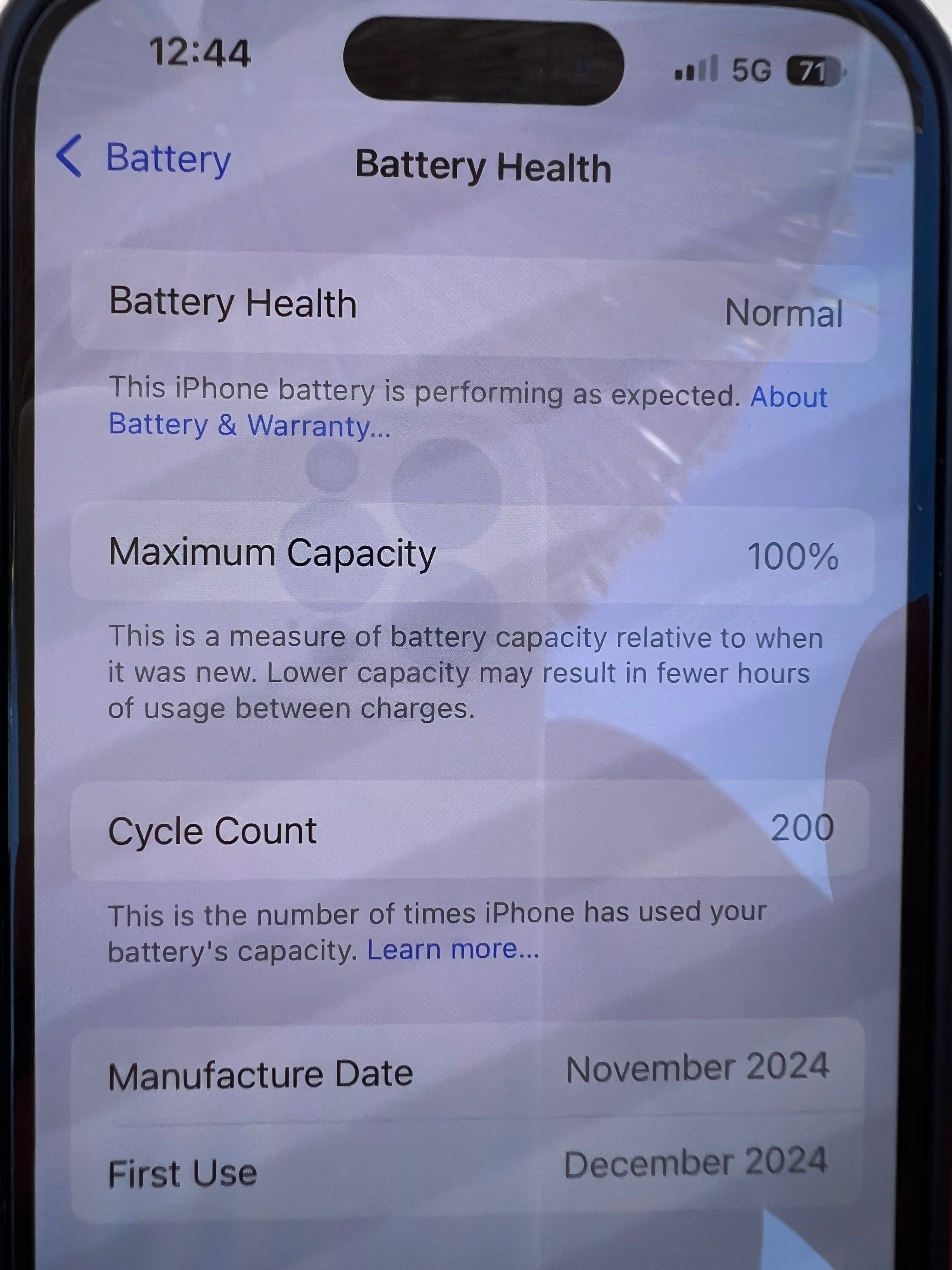 Телефон iPhone 16
