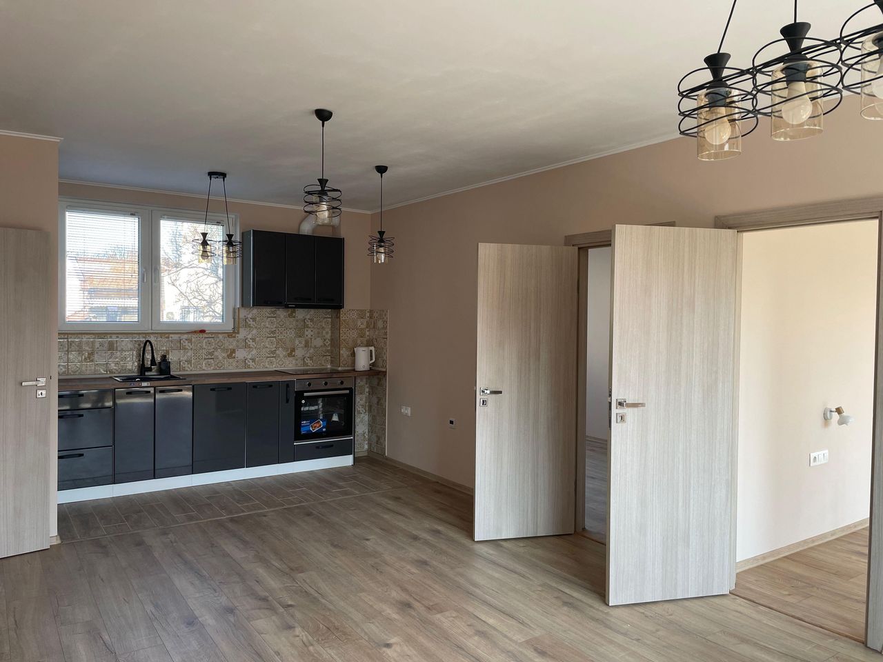 Дава се под наем Тристаен апартамент в София, Център - 89 кв.м за 1100 € - Снимка #2