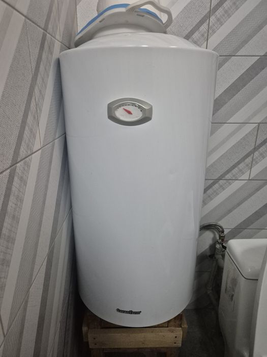 продам бойлер рабочий 20000тг и телевизор через раз показывает