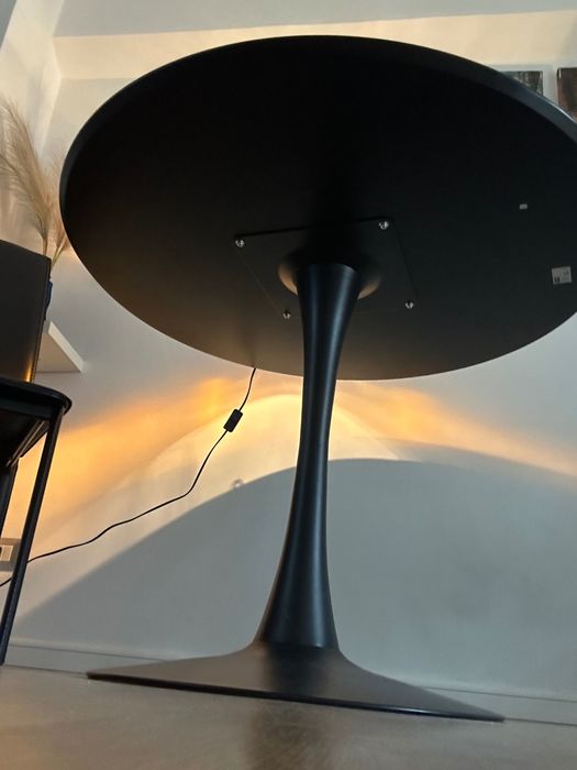 Masa neagra rotunda care nu a fost utilizata deloc desing elegant