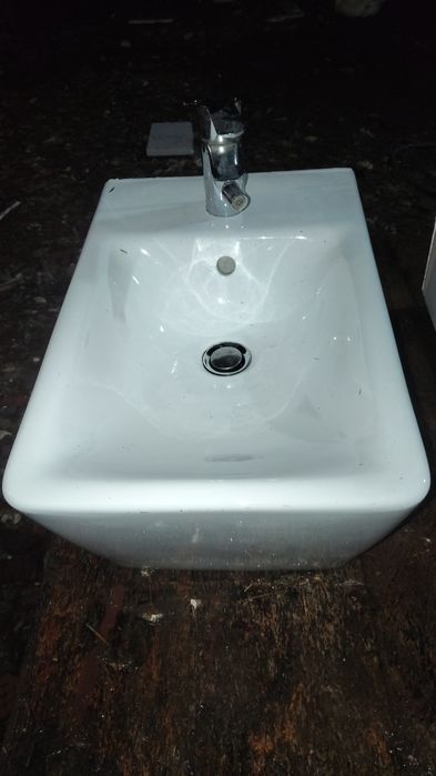 Vând obiecte sanitare și calorifere