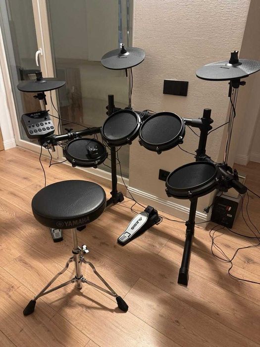 Электронная ударная (барабаны) установка Alesis+стул Yamaha DS550U