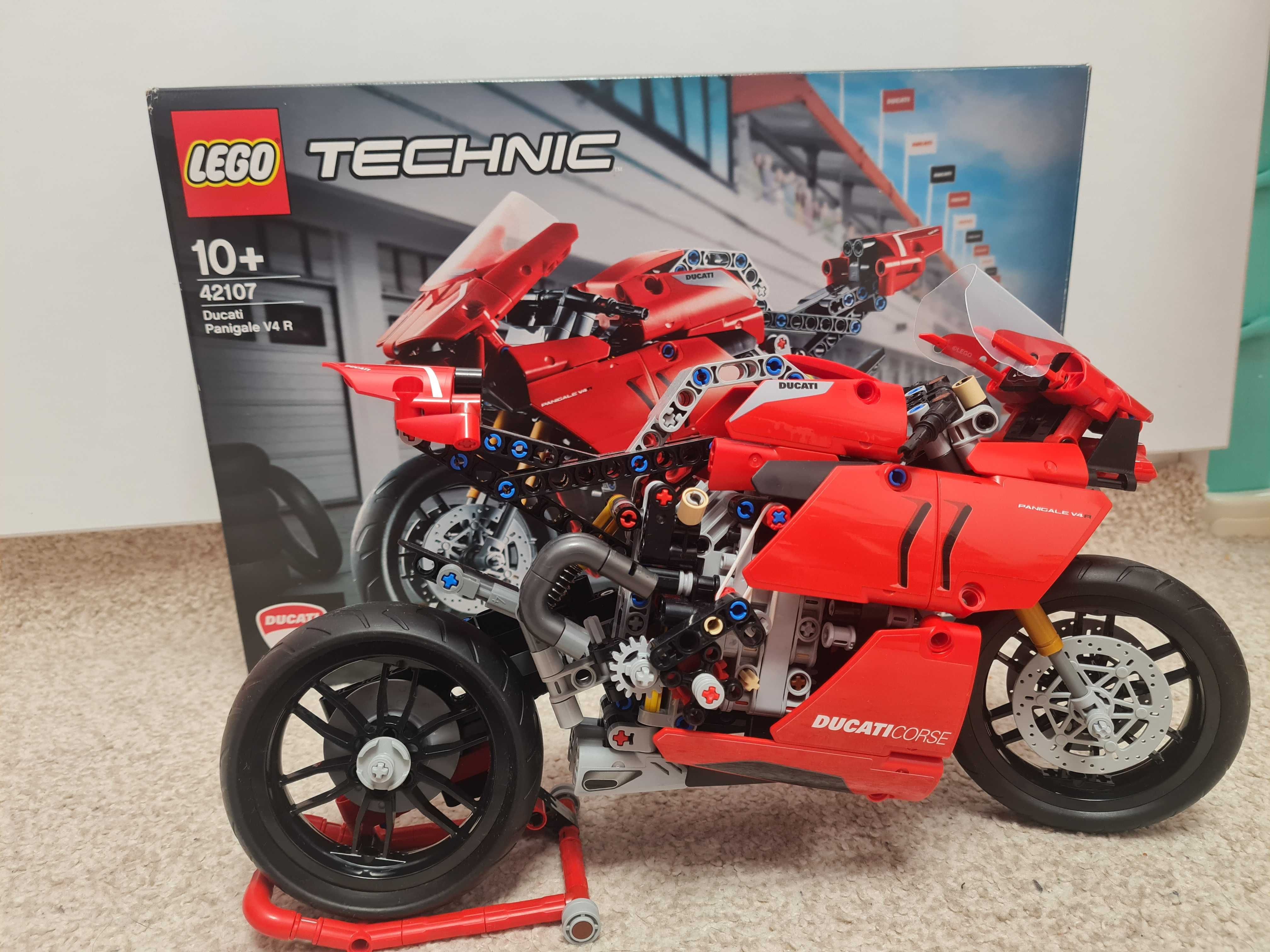 LEGO Technic: Ducati Panigale V4 R 42107, 10 ani+, 646 piese