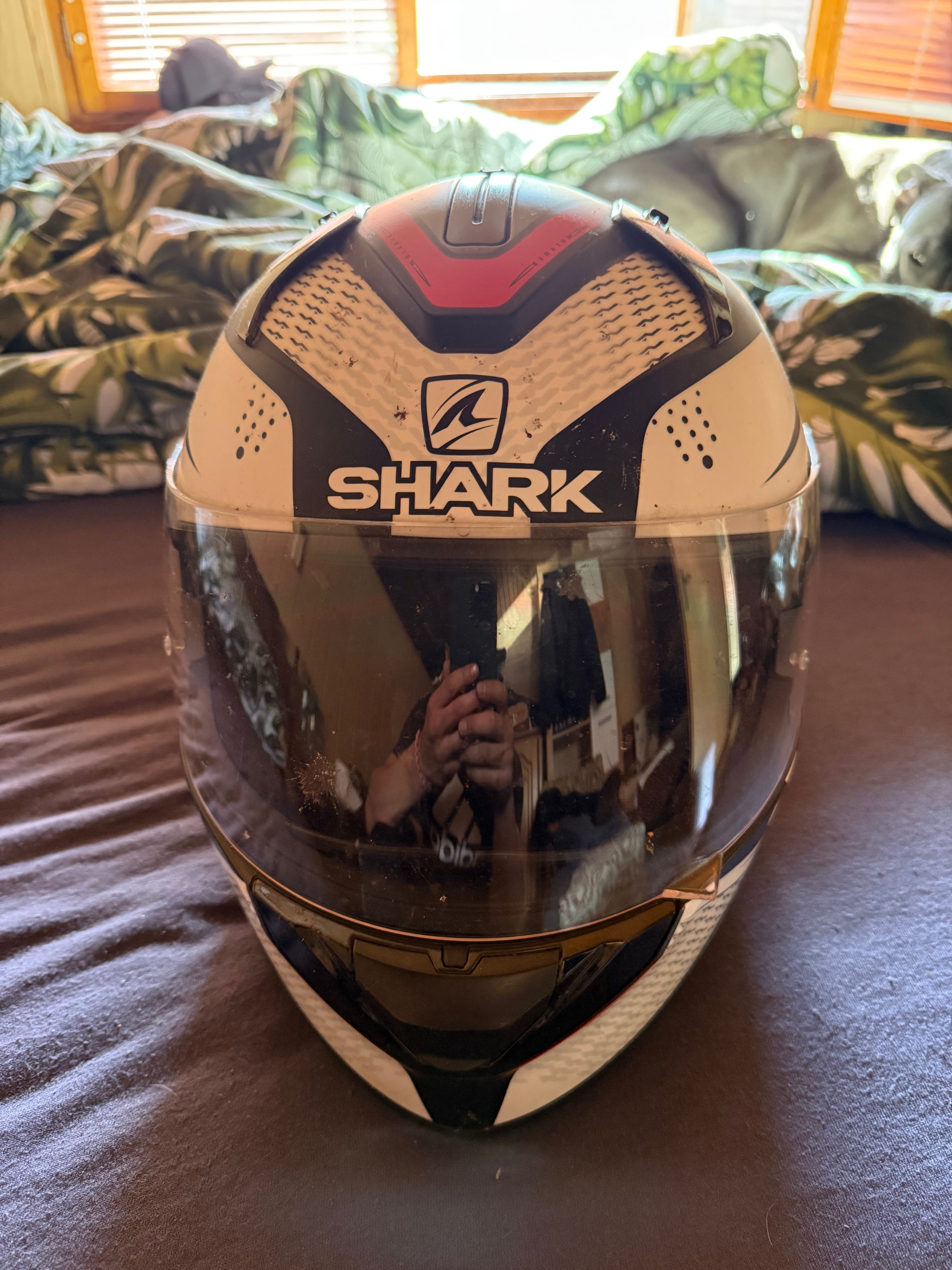 SHARK  L size. С тъми очила.