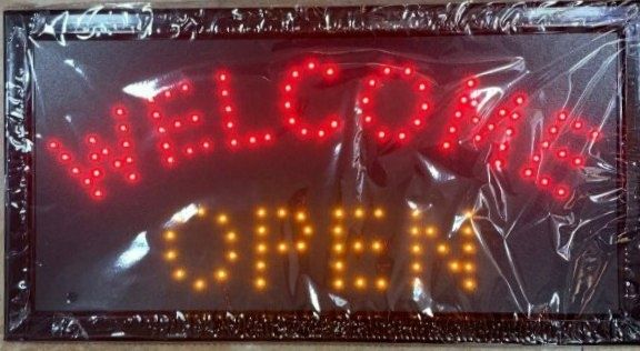 Табличка— (Оpen), (Очиқ), (Открыто), (Paynet), (Аптека).