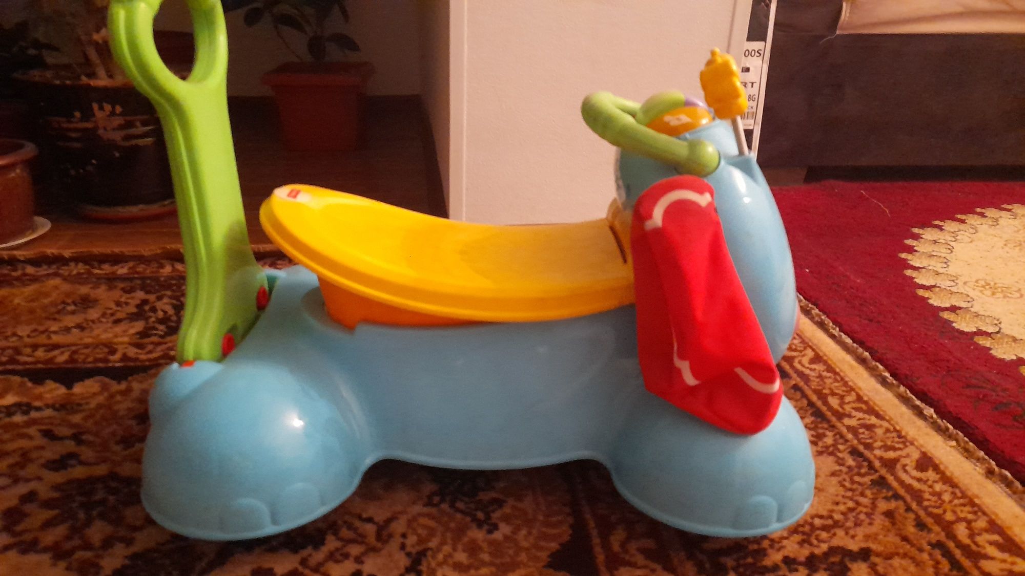 Машинка для детей с 2 до 5 лет, развлекательный музыкой и игрушками.