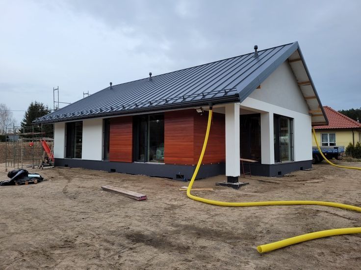 Case modulare pe structură metalică rezistentă și invelite cu panou sa