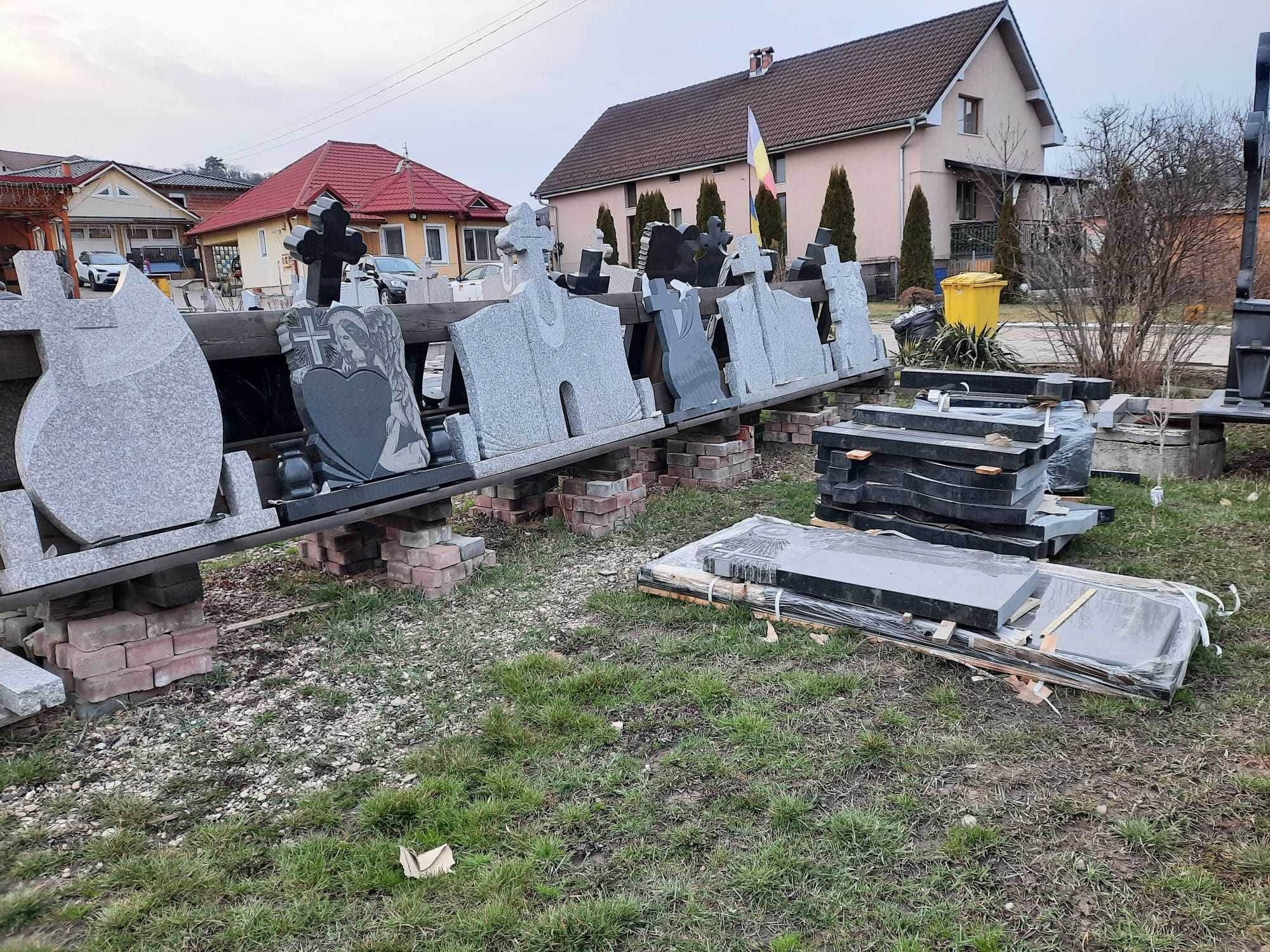 Depozit cu expozitie de Monumente Funerare din Granit brut.