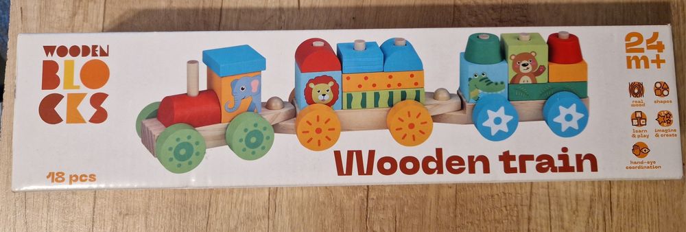 Trenulet de lemn nou cu cuburi de stivuit