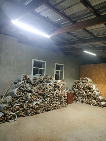 Сухие дрова в мешках