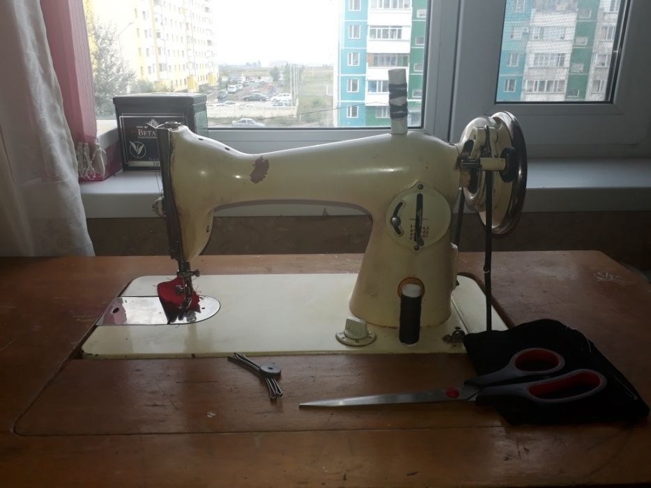продаю швейную машину ножную