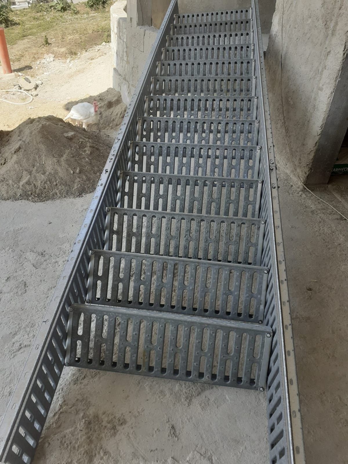Scară metalică zincata cu balustrada sau fara transport inclus
