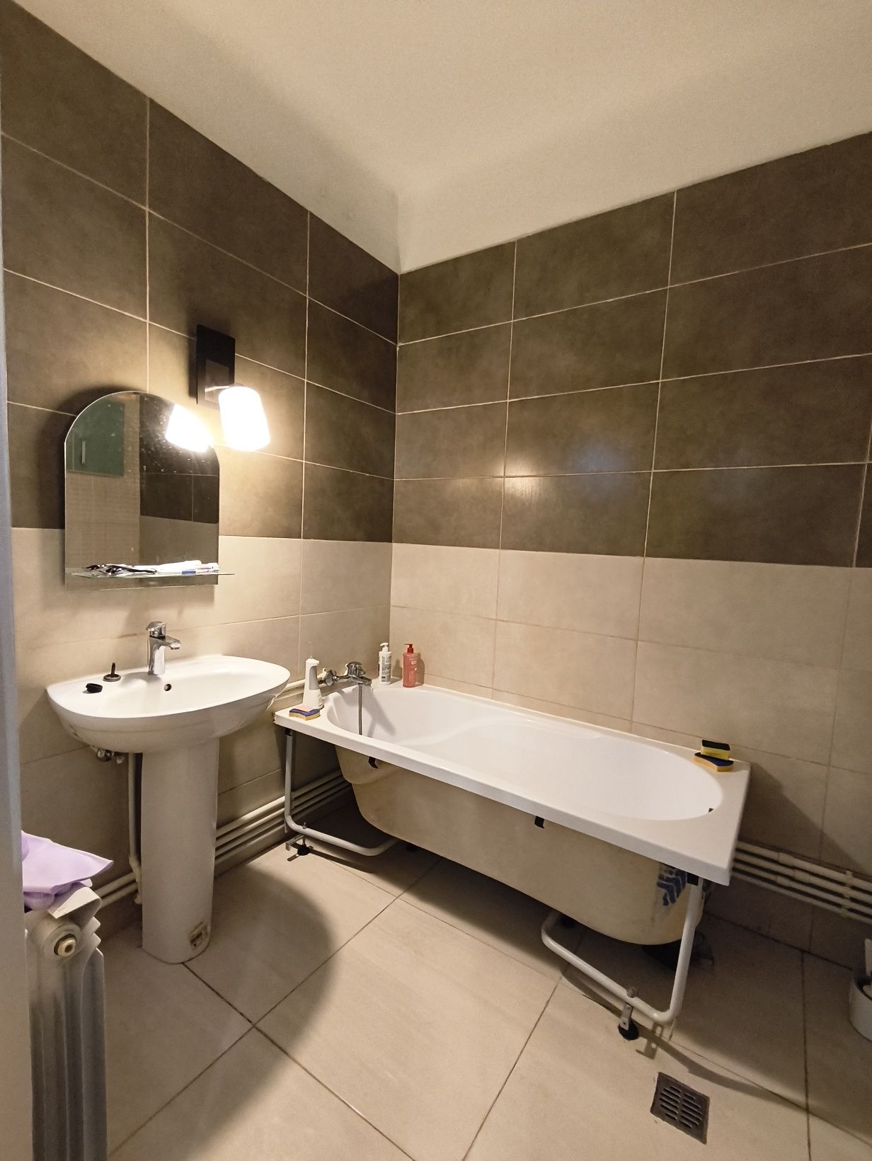 Apartament Capitol-Sala Sporturilor cu 3 camere, et 2/3, centrala gaze