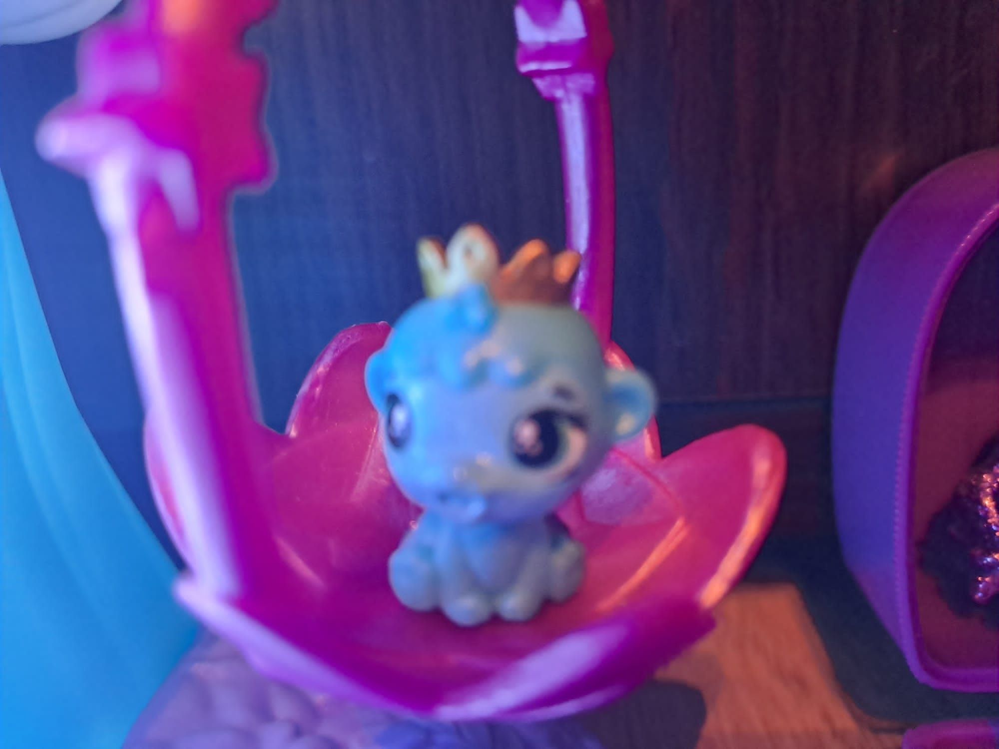 Hatchimals fanrana cu lumini, papusa si animale