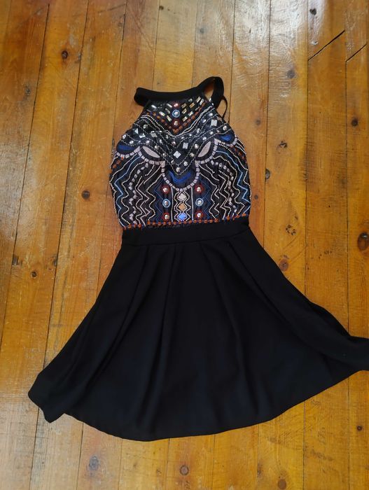 Черна рокля с камъни