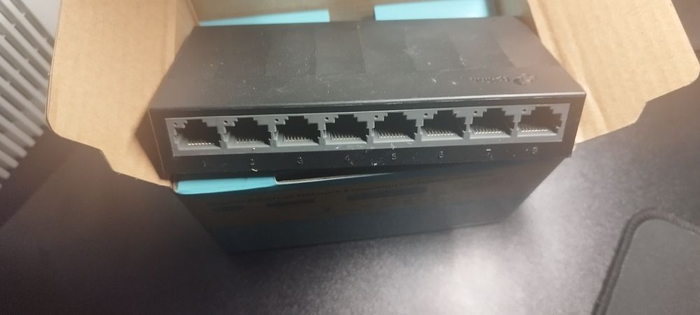 Switch gigabit 8 porturi  Tp-link LS1008G