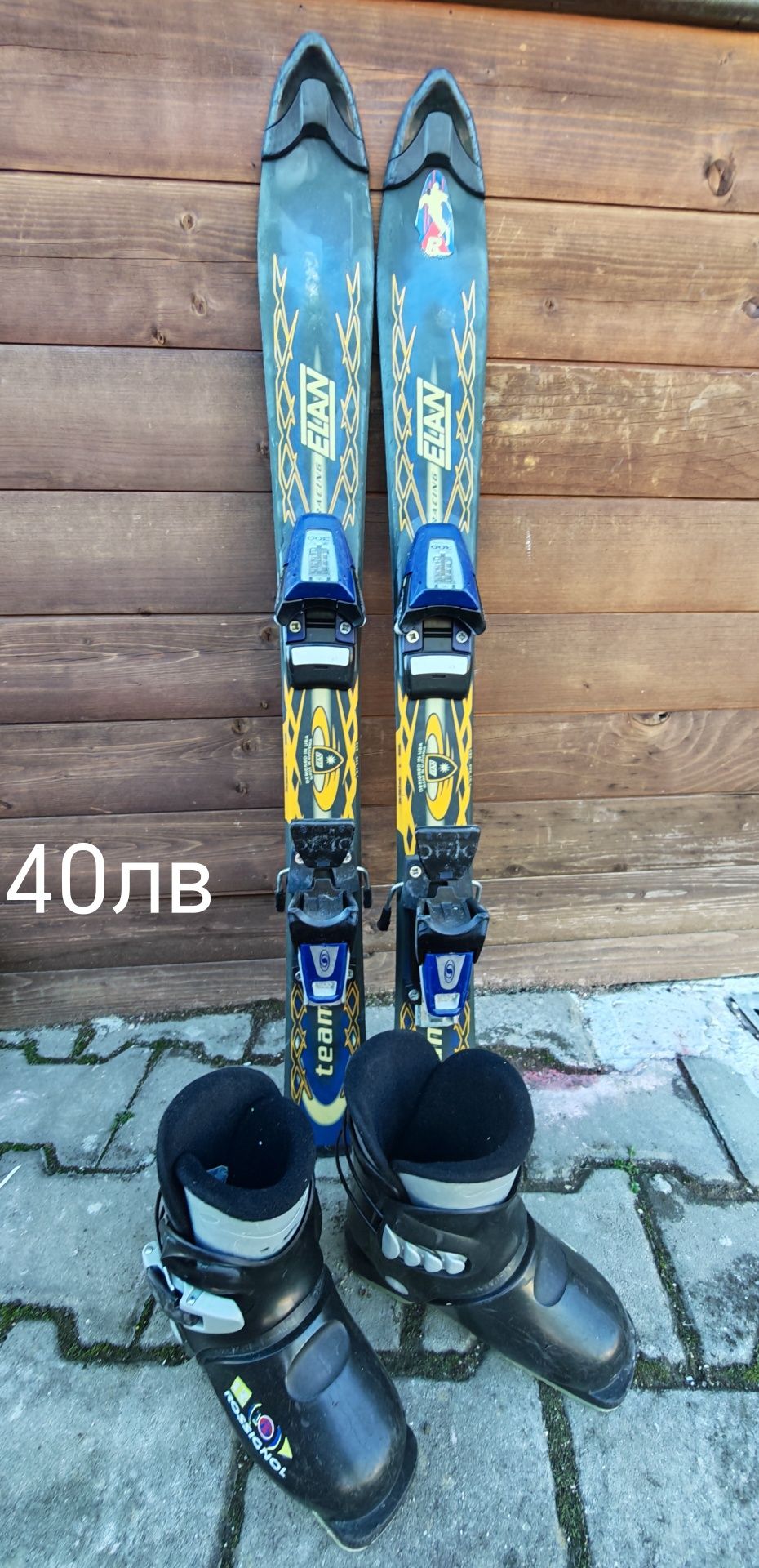 Ски и ски обувки, тротинетка