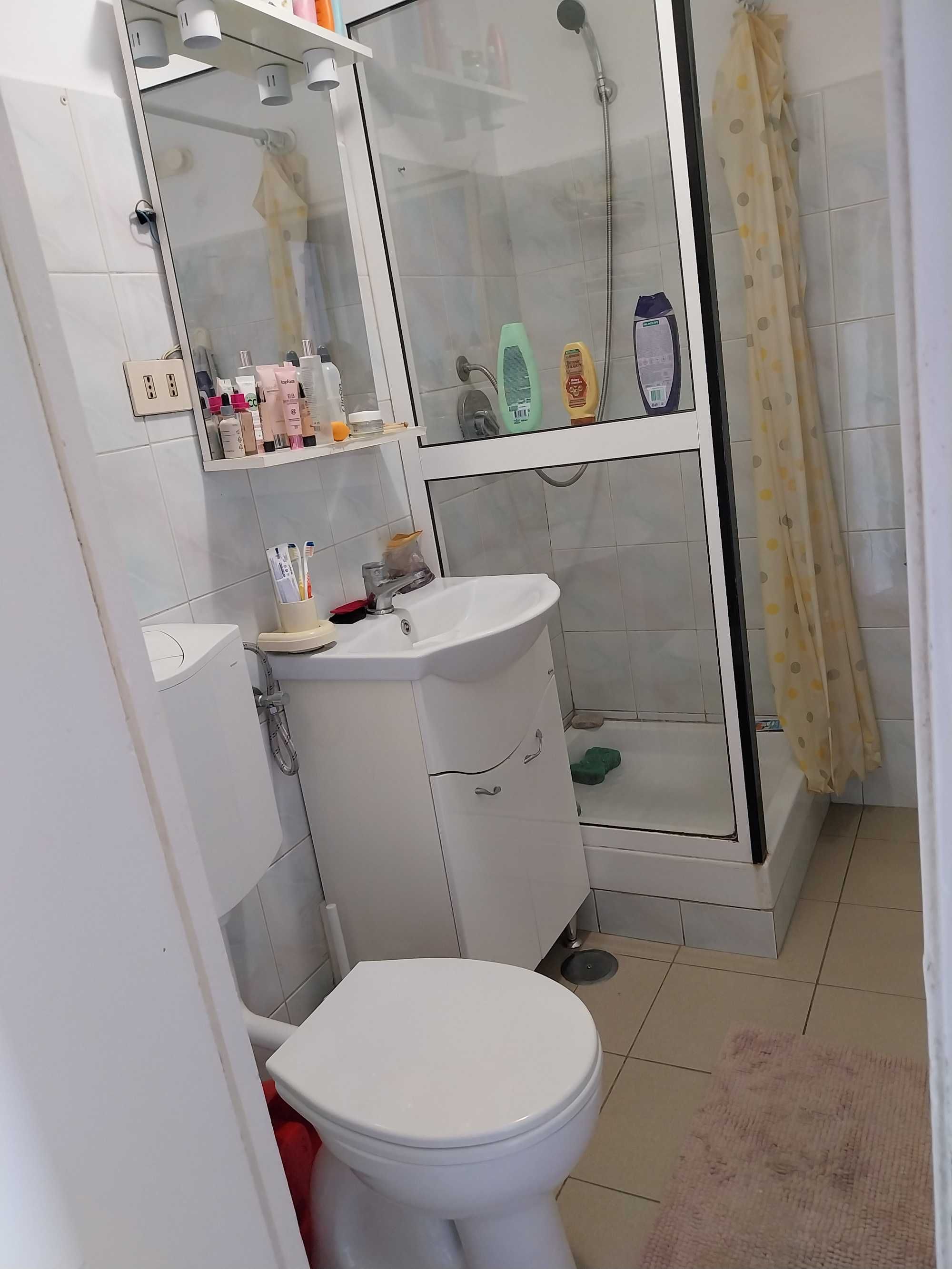 Vand apartament,  zona buna cu mult verde si  soare.