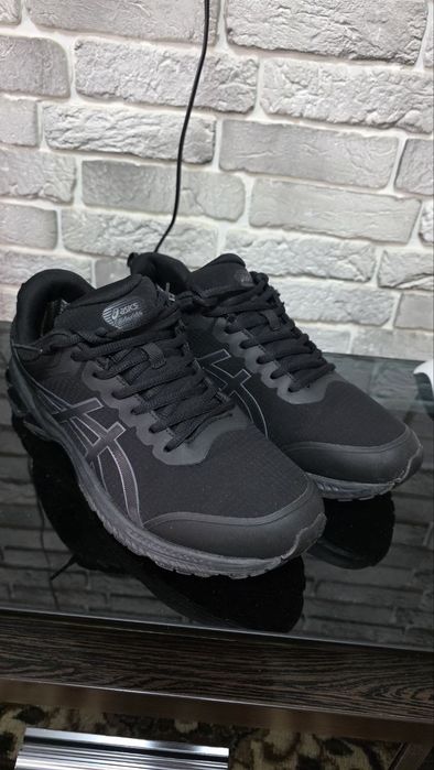 Оригинальные кроссы ASICS
