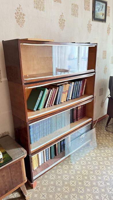 Книжные полки дерево чешские