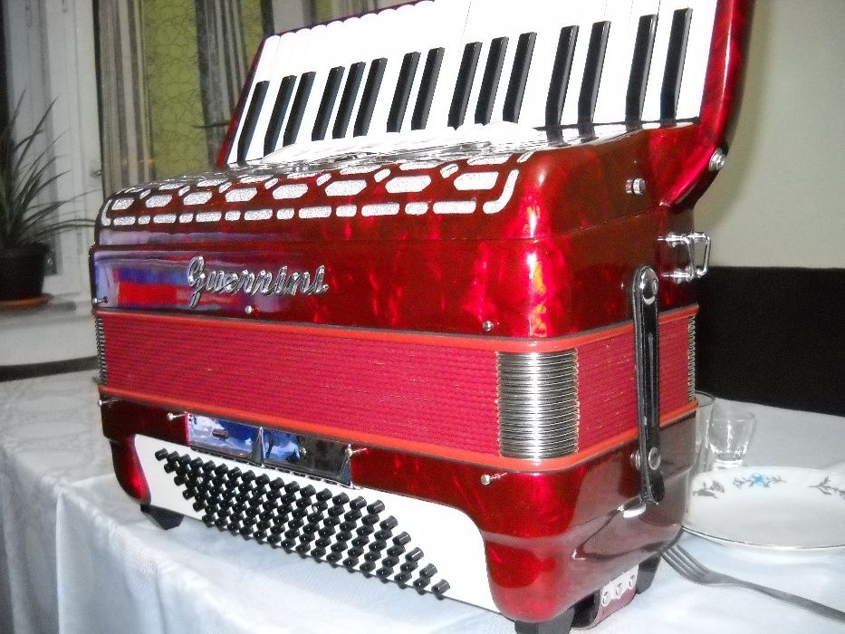 vand acordeon guerrini cu muzica cagnoni a mano din fabrica 96 basi.4s
