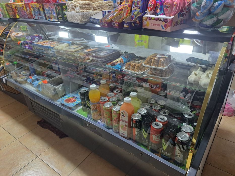 do‘kon vitrinasiga o‘rnatiladigan muzlatgich