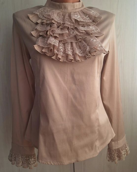 Bluză elegantă cu volane și dantelă