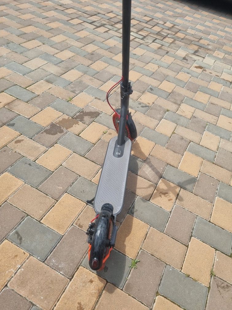 Vând trotineta xiaomi m365