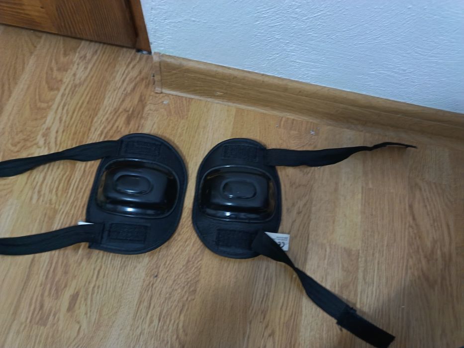 Vând casca, cotiere și genunchiere