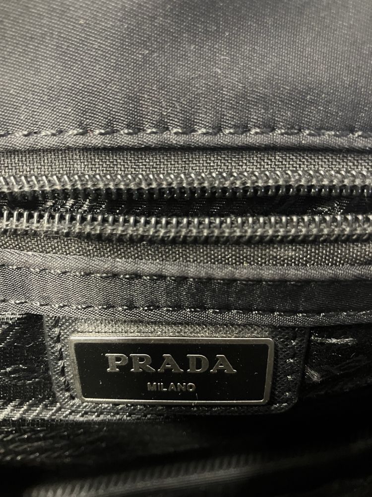 Чисто нова Prada чанта