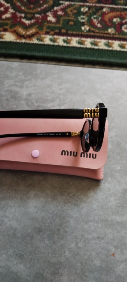 Женские солнцезащитные очки MIU MIU