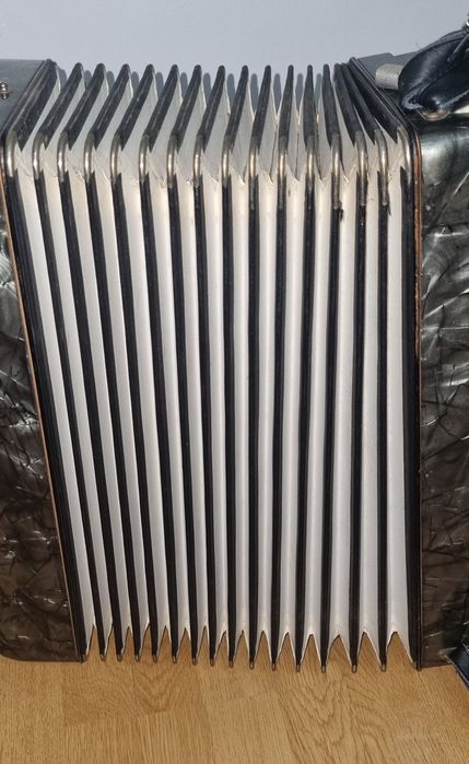 Vând acordeon hohner tango vm 120 basi sau schimb cu acordeon 80 basi