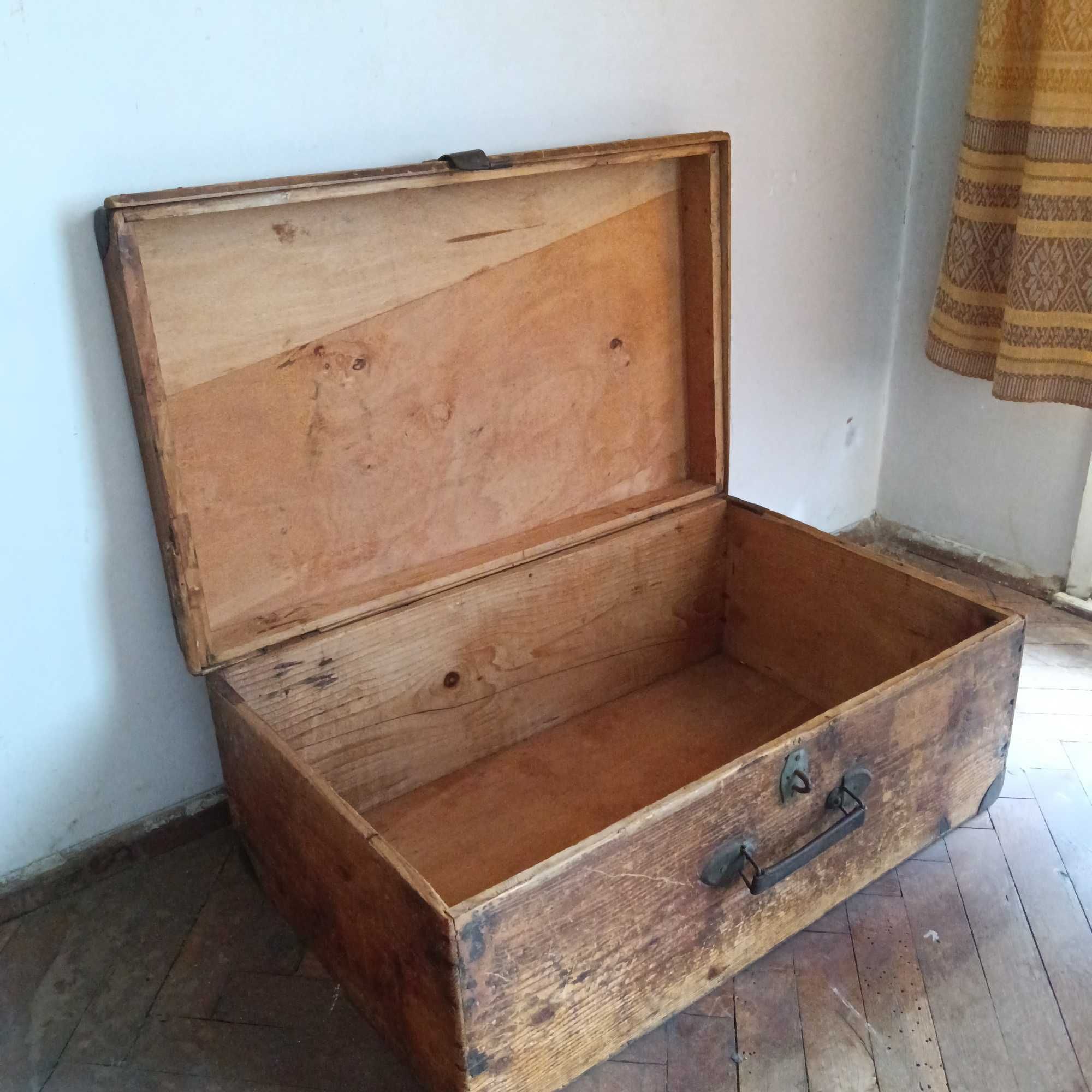 Старинен сандък и дървен куфар