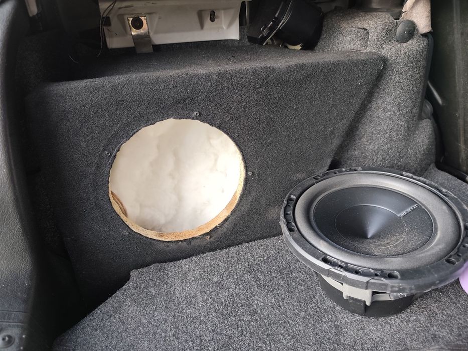 Бас бокс за Голф 3 + subwoofer 8" Hertz ES 200.5