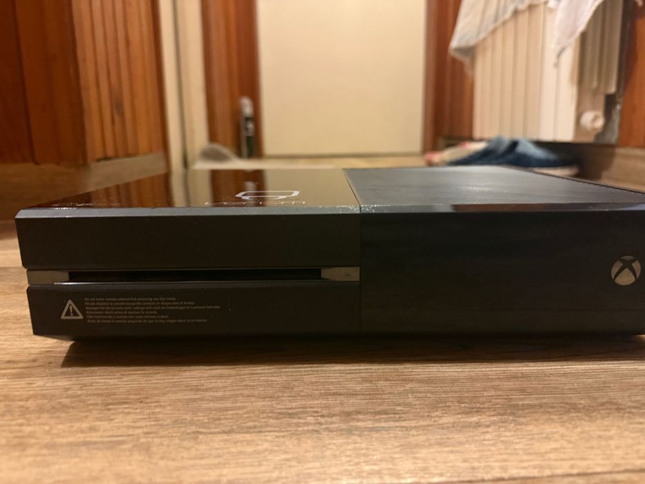 Xbox One- върви със зарядно и джойстик