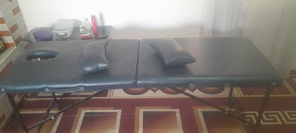 Masajniy kushetka chamadonli