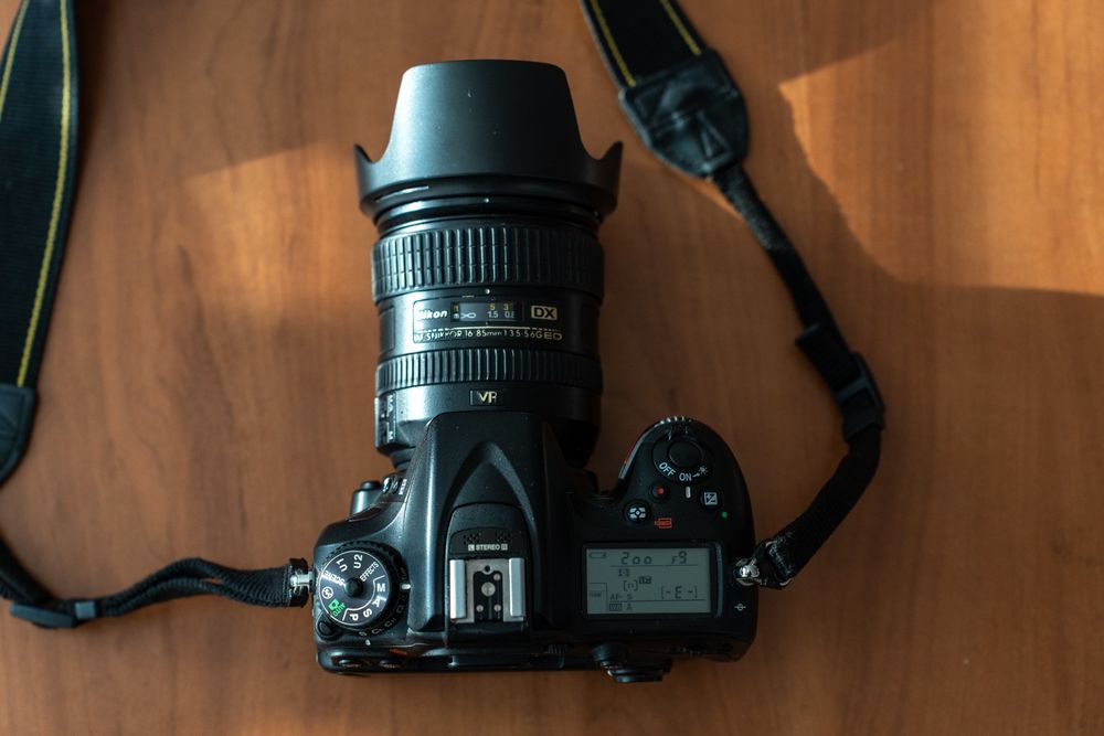 Nikon D7100 + обектив 16-85 mm + светкавица